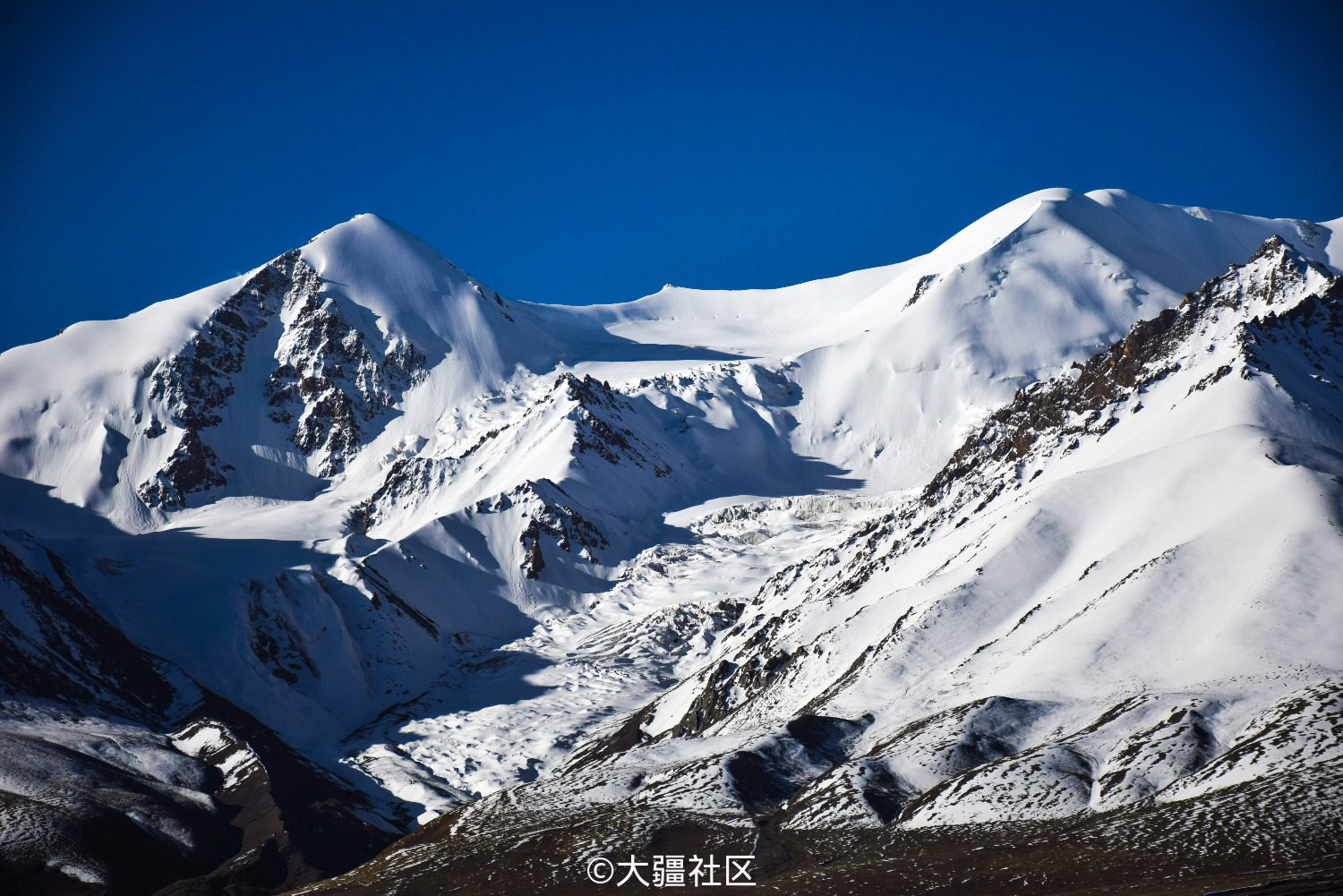 隐藏在昆仑山西大滩山谷中的冰川