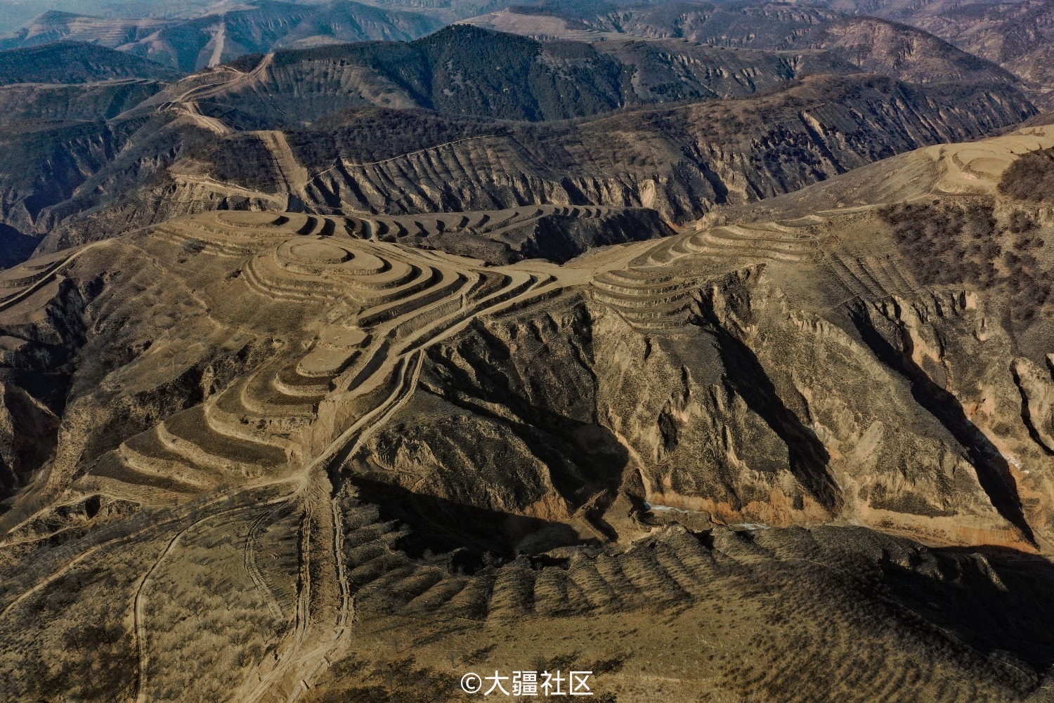 我家在陕北黄土高原上千沟万壑的地貌
