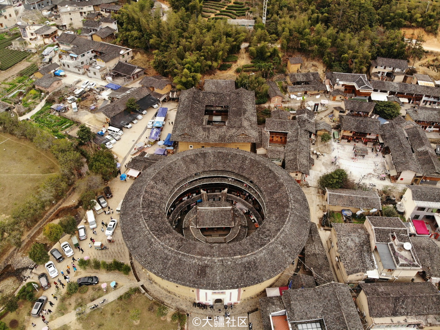 南靖雲水謠景區內的懷遠樓,它身後還有一座方形土樓.