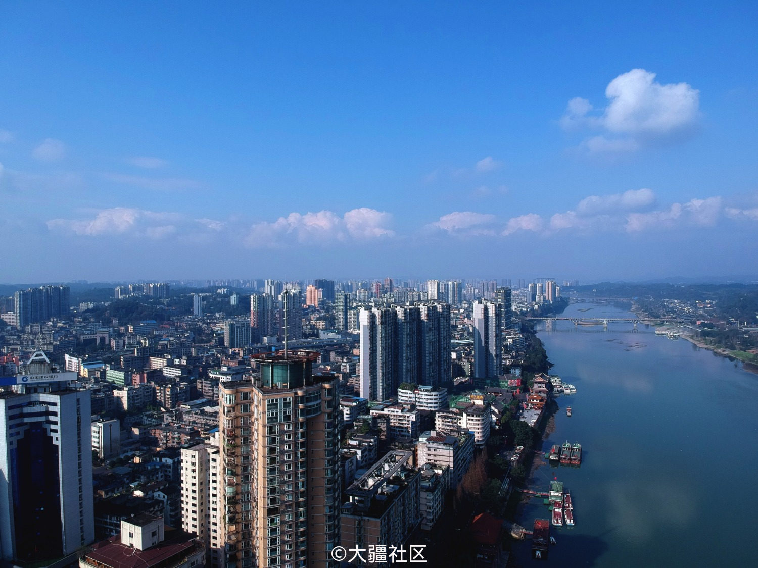 乐山城区鼠年的第一个蓝天白云