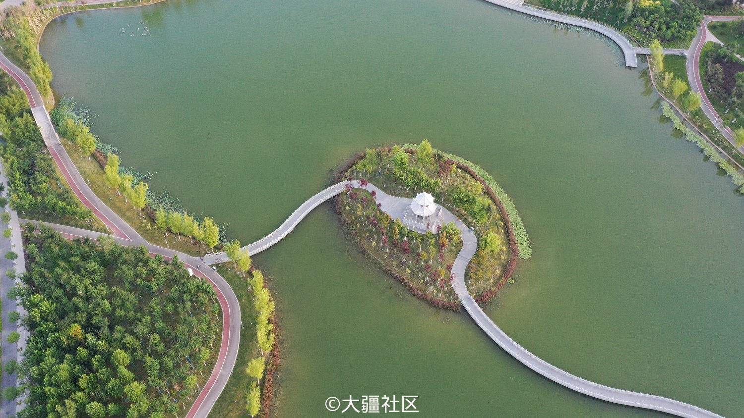 可克达拉市的朱雀湖风光