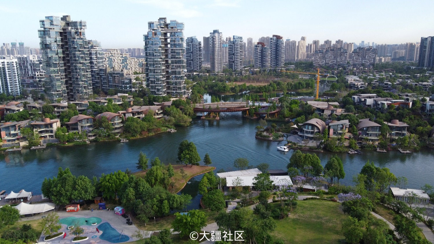 成都麓湖生态水城最好的位置,这是郎酒集团在成都南边打造的巅峰之作