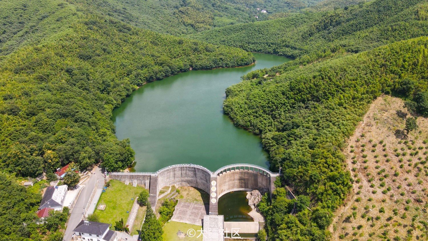 航拍亚洲最大的浆砌石拱坝——平桥石坝