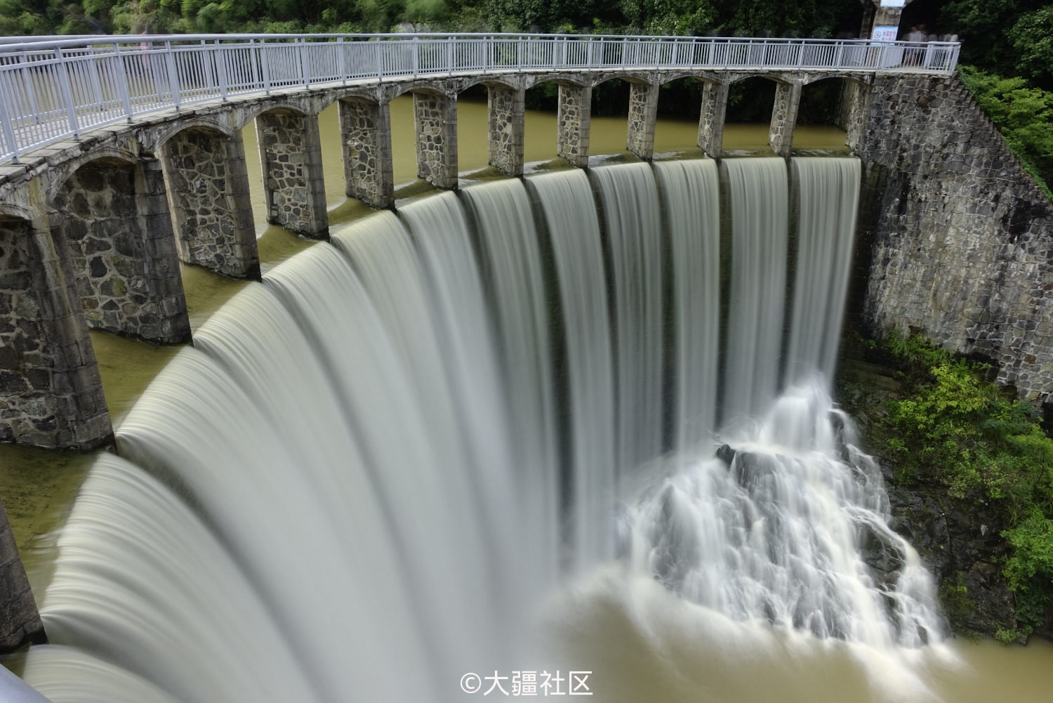 航拍亚洲最大的浆砌石拱坝——平桥石坝