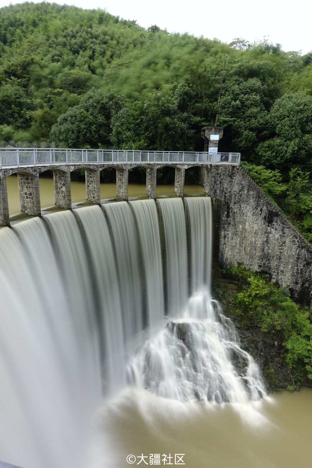 航拍亚洲最大的浆砌石拱坝——平桥石坝