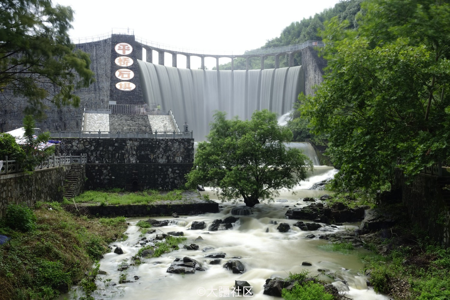 航拍亚洲最大的浆砌石拱坝——平桥石坝