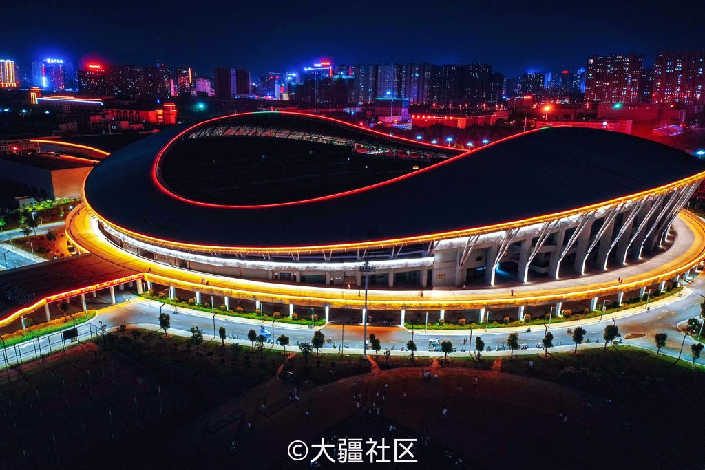 《驻马店市体育中心夜景》