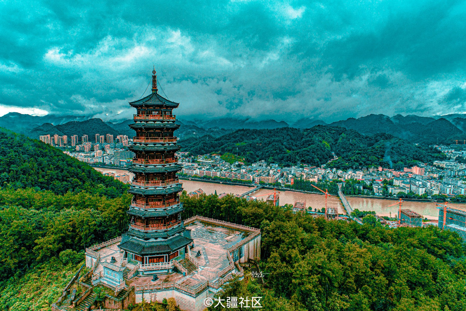 衢州开化县凤凰塔雨天下的阴霾