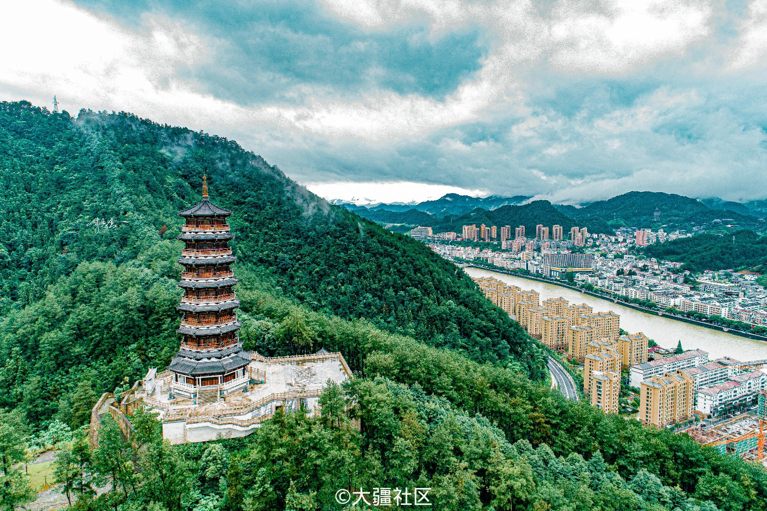 衢州开化县凤凰塔雨天下的阴霾