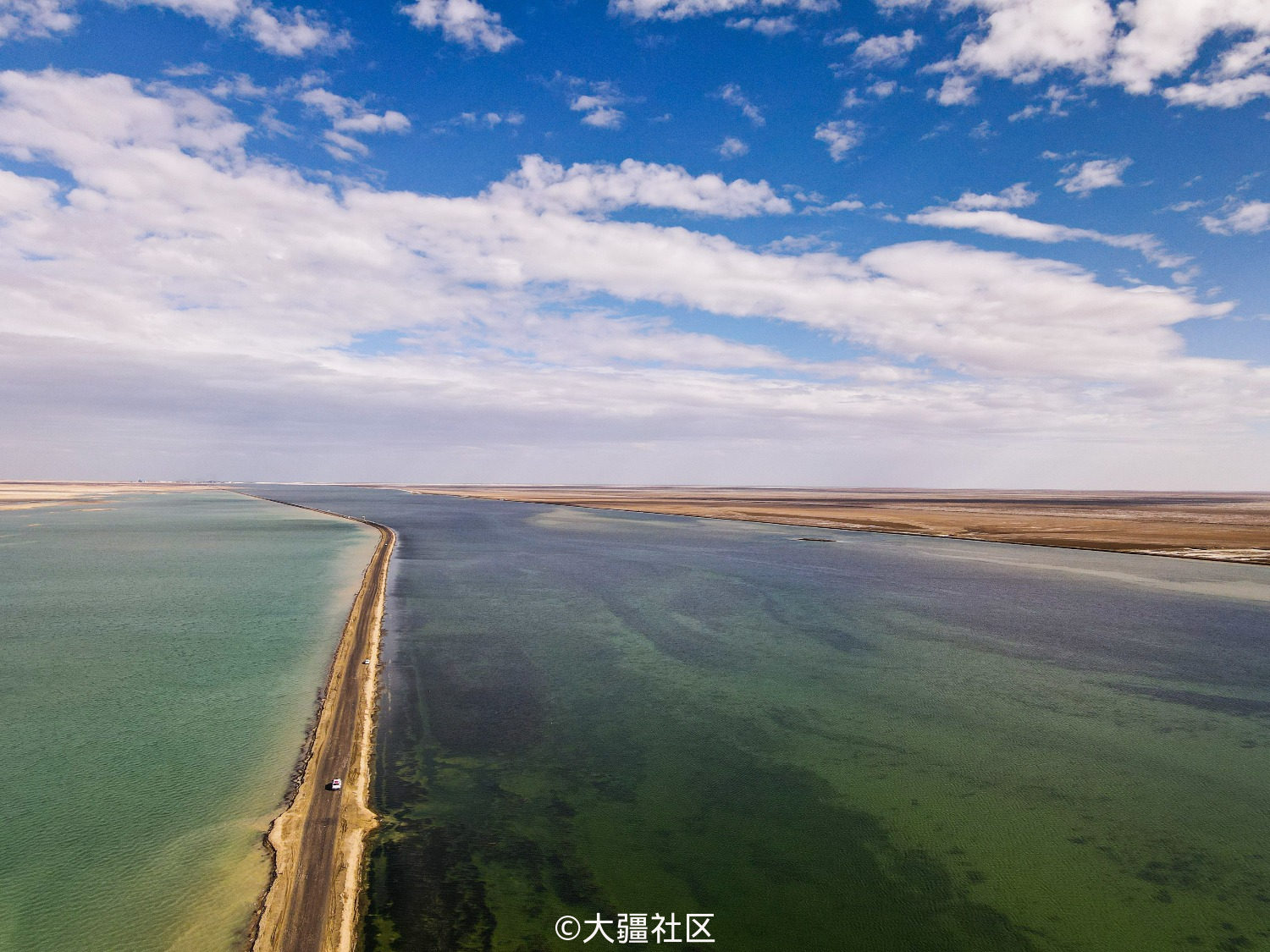 柴达木315国道上的双色湖