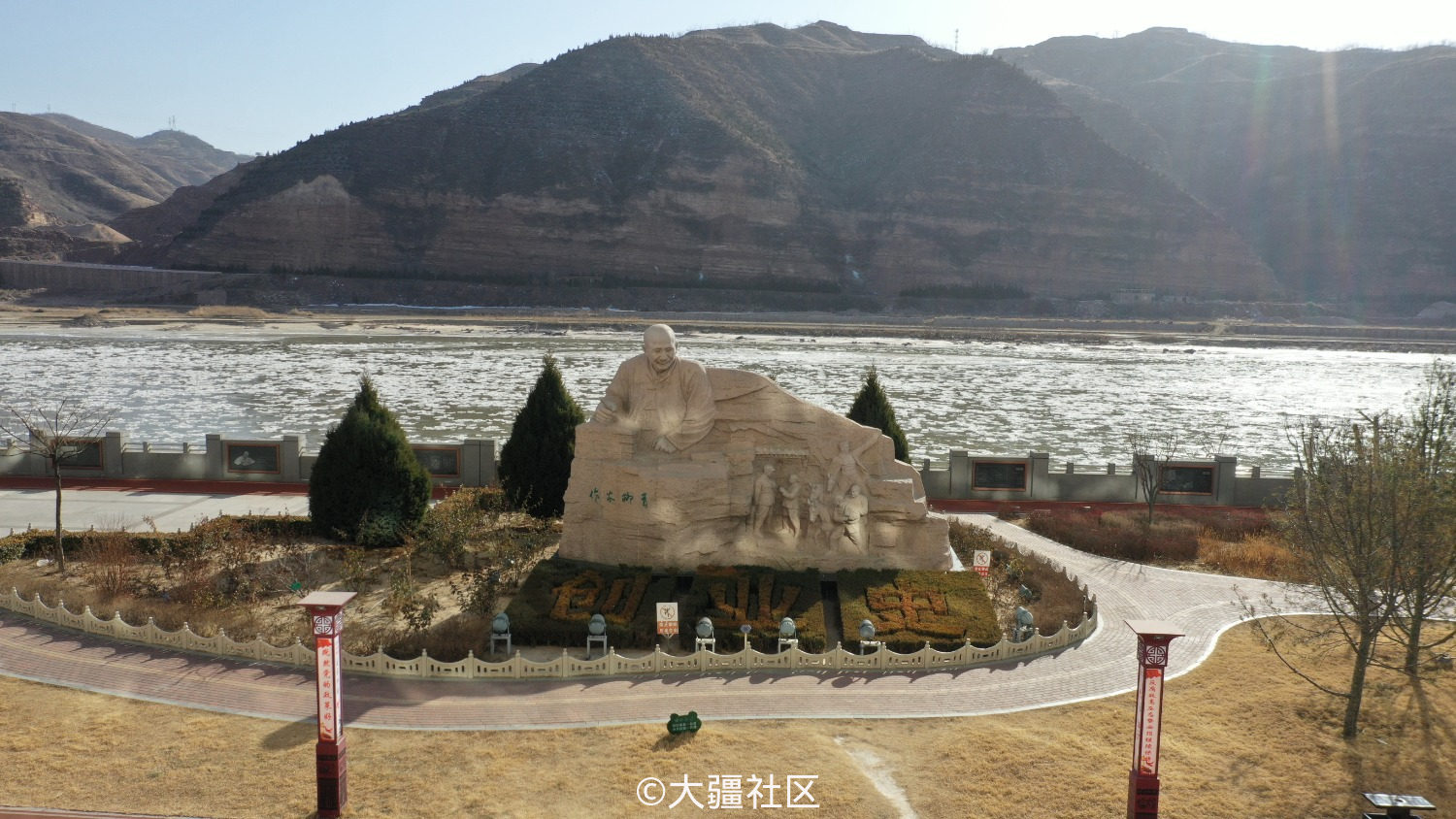 吴堡文化广场中的柳青像与创业史