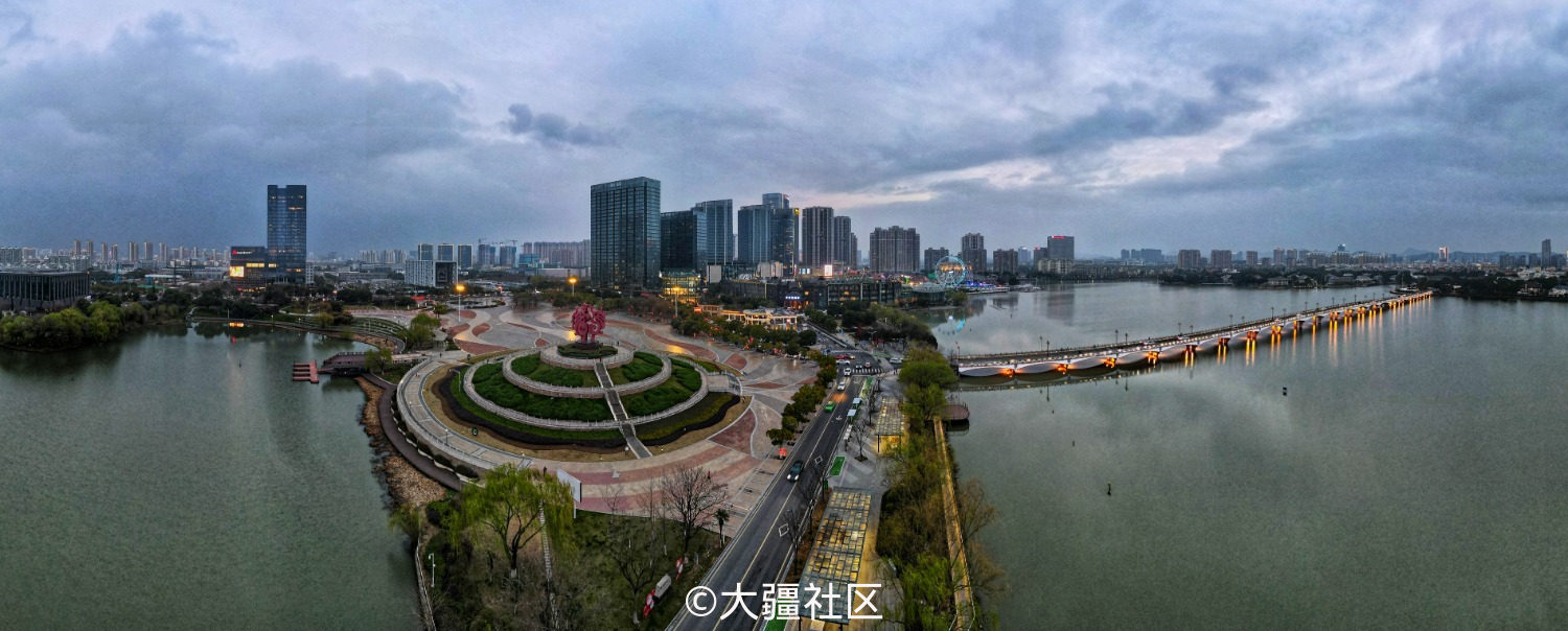 傍晚时的江宁凤凰广场