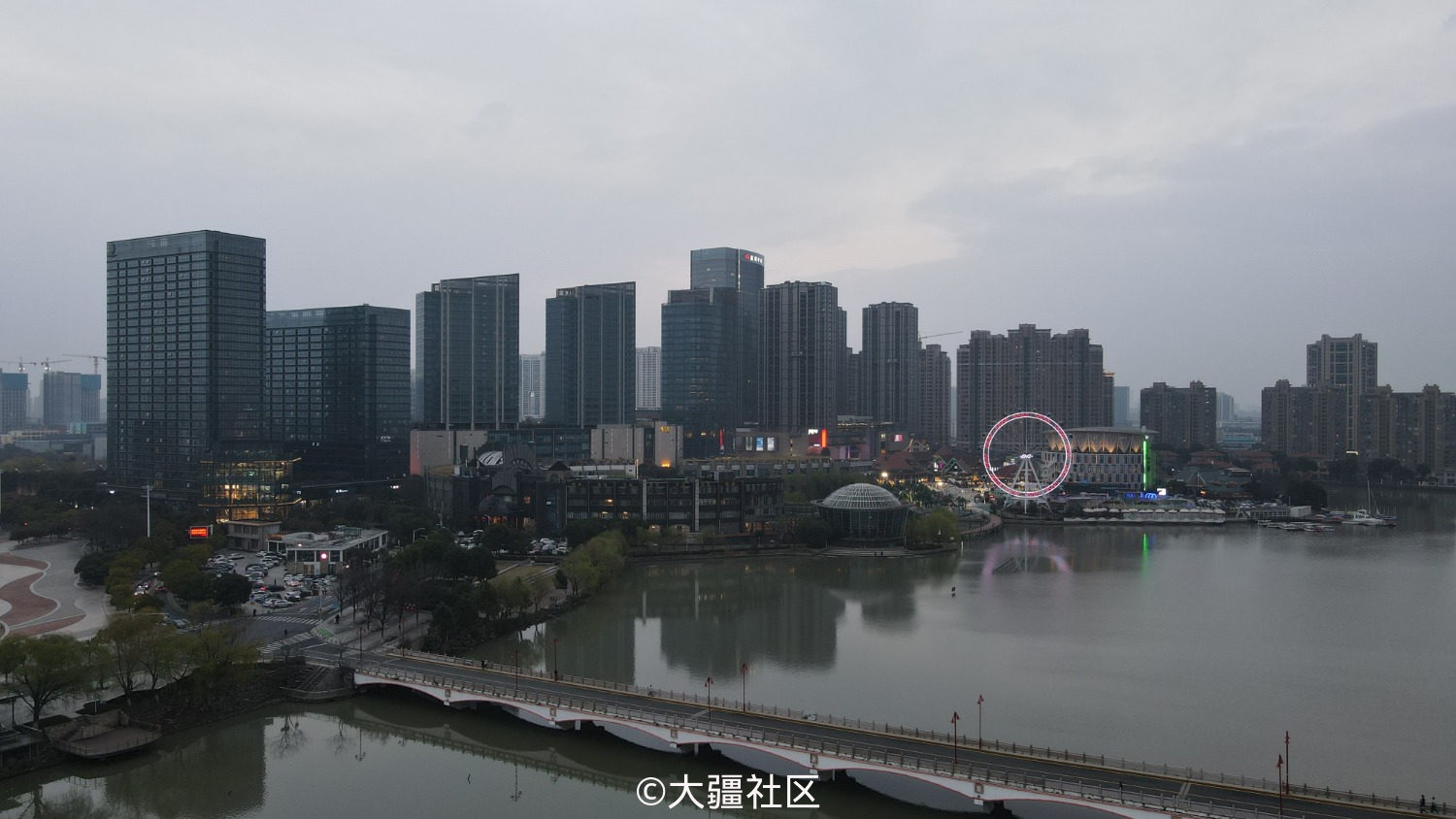傍晚时分的江宁凤凰广场2