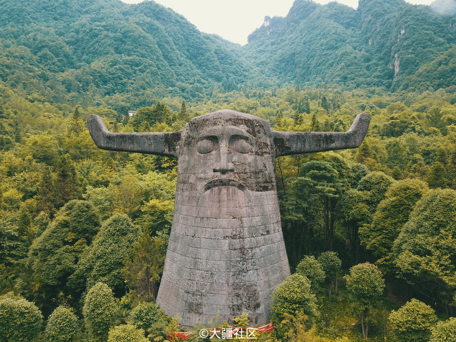 从空中平望神农祭坛的近像