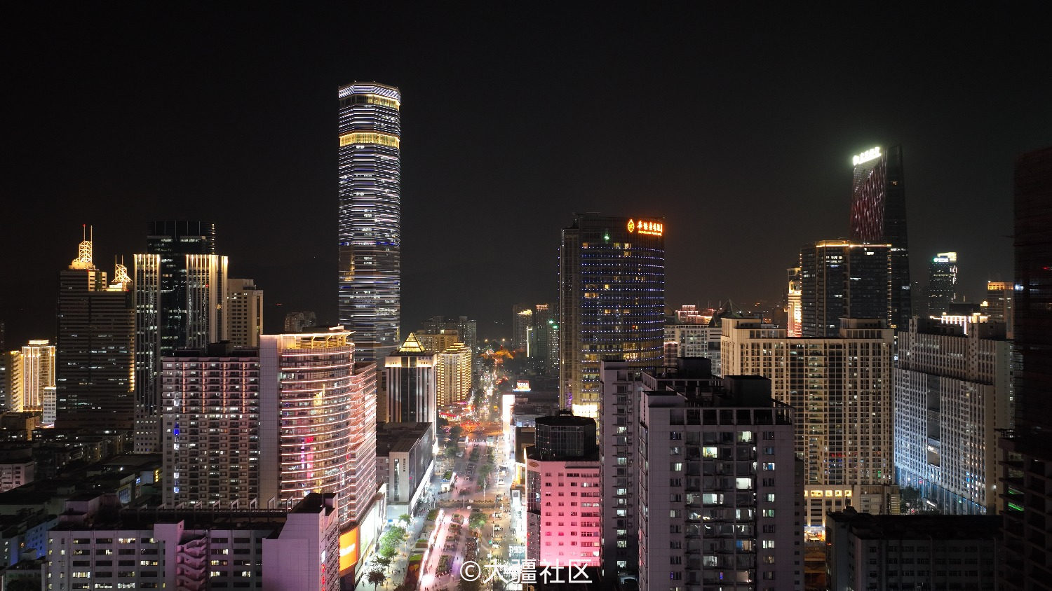 夜幕下的深圳华强北