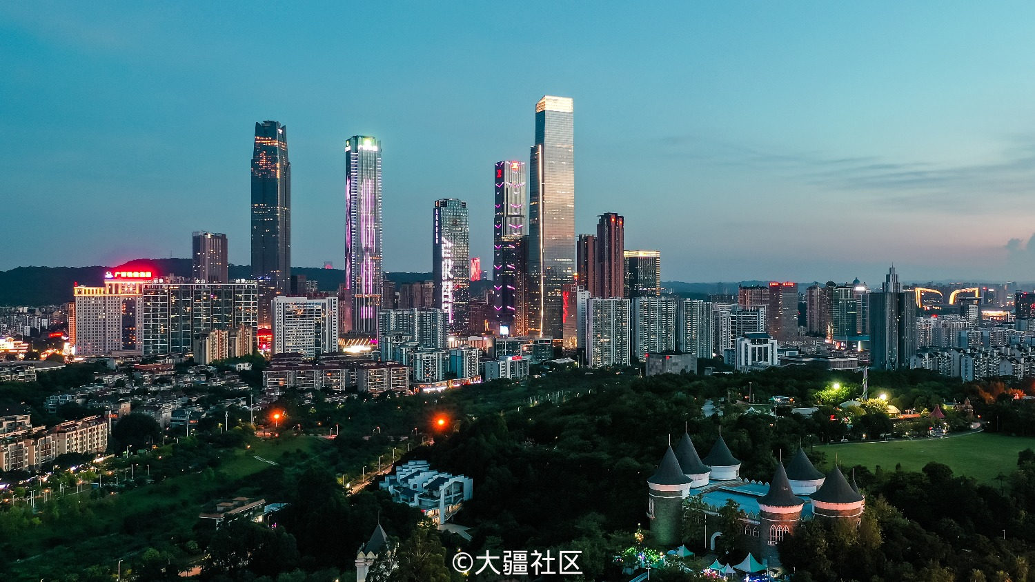 华灯初上的南宁儿童公园和东盟商务区