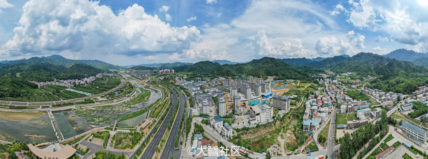 白云朵朵下的洛阳栾川县城