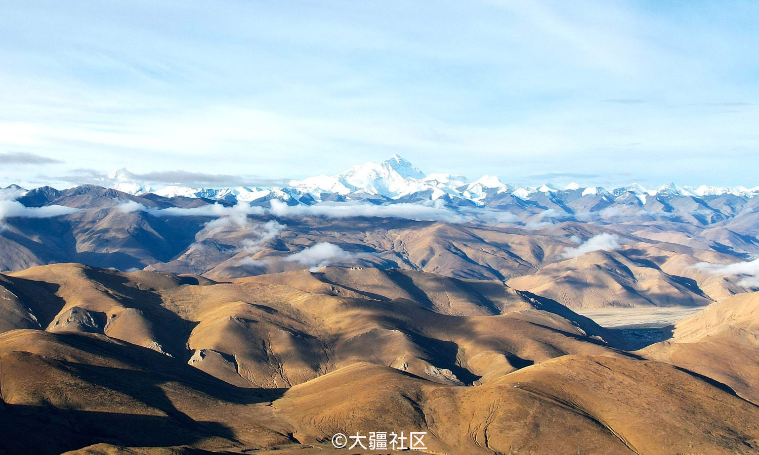 航拍远眺世界最高峰珠穆朗玛峰