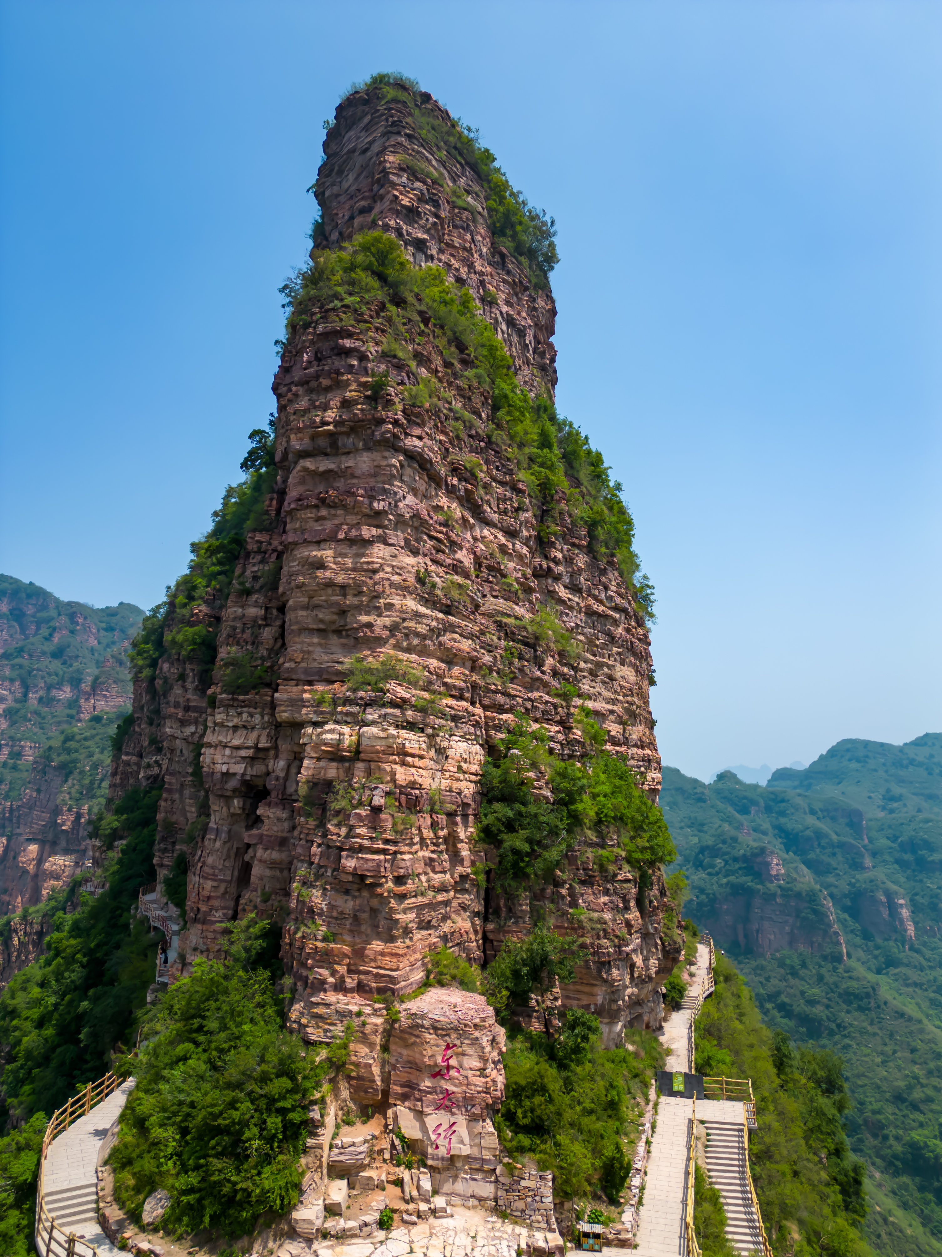 挺拔巍峨高山图片图片