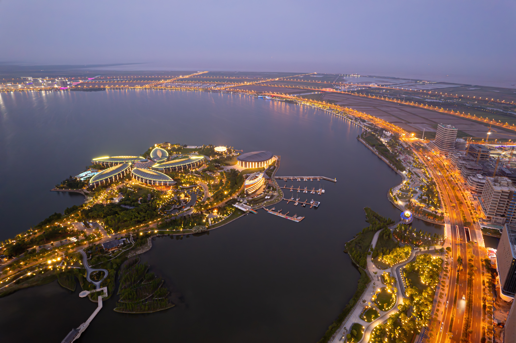 上海滴水湖撸几张夜景