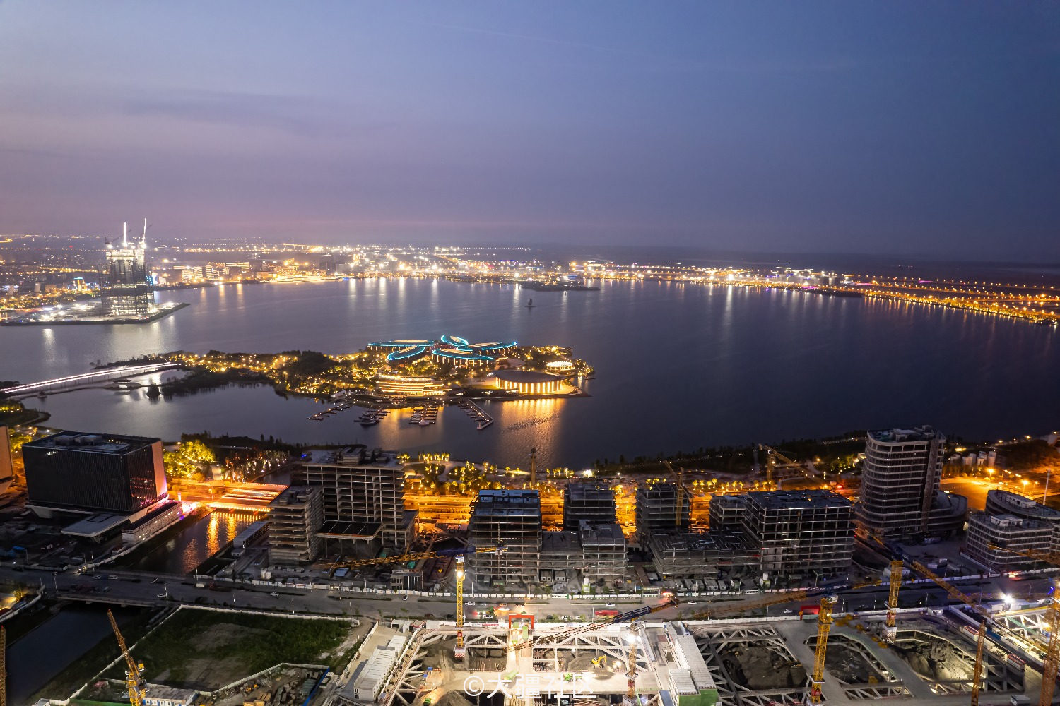 上海滴水湖撸几张夜景