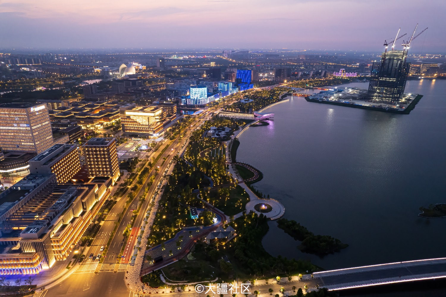 上海滴水湖撸几张夜景