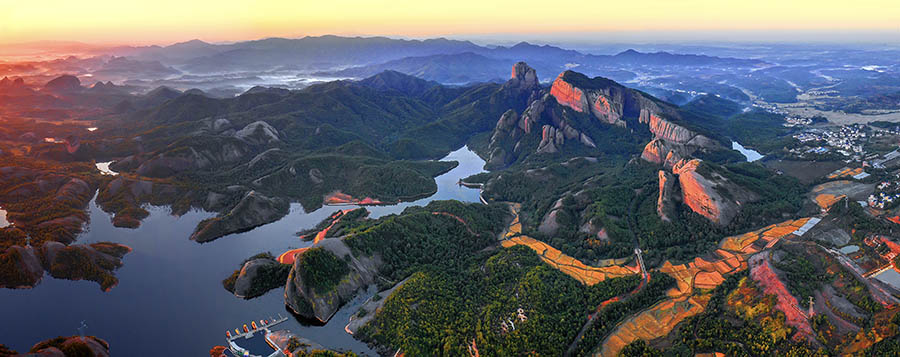 龟峰全景图2 拷贝.jpg