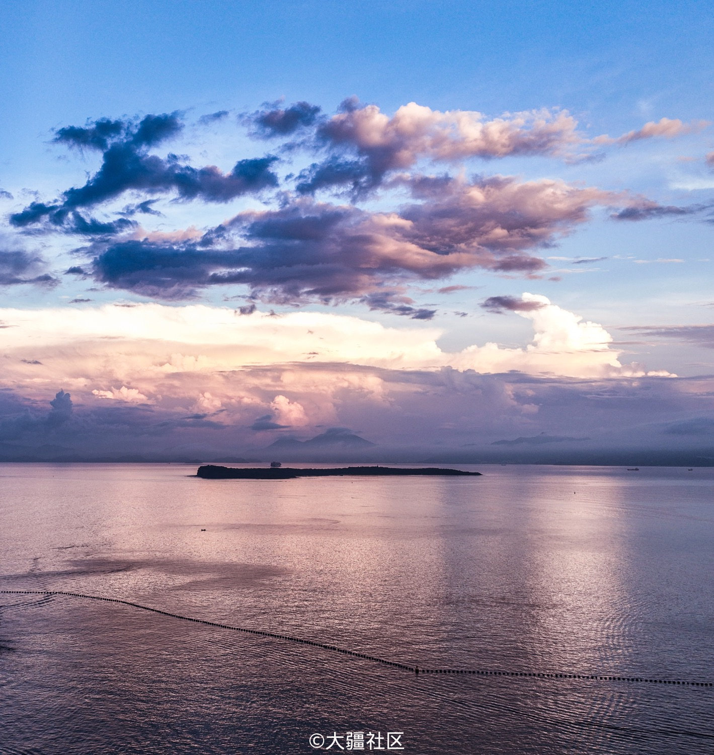 南澳月亮湾早晨等待日出辽阔海面蜿蜒海岸线